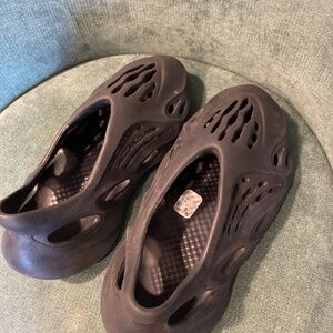 YEEZY SLIDES